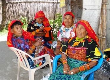Kuna-Frauen mit Molas